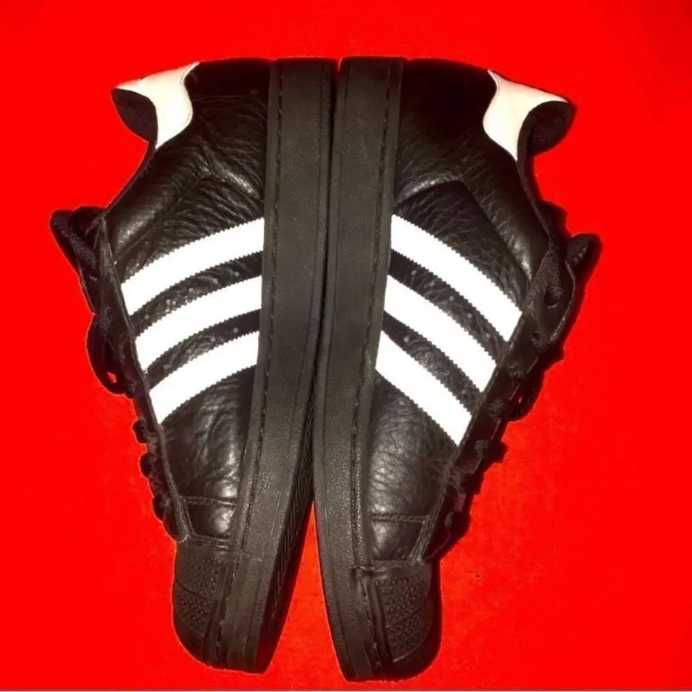 VTG,Rare Adidas #664819  Men's Black and White Striped Sneakers Size 10US